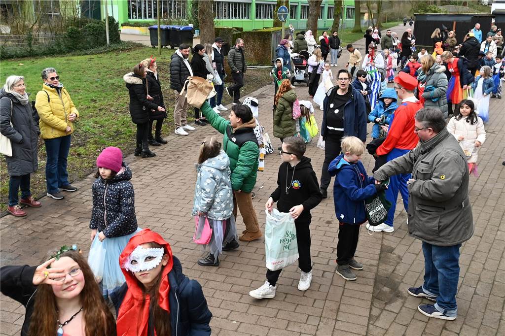 Viele Eltern und Verwandte standen am Wegesrand und warfen beim Krachmacherumzug der Grünen Schule Bonbons und kleinen Überraschungen. Nach dem Umzug gab es wieder ein buntes Programm in der Turnhalle, bei dem Eltern und Verwandte zusehen konnten.