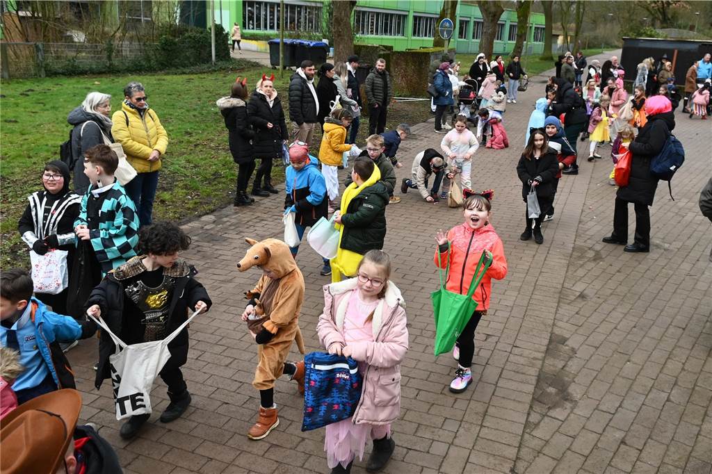Viele Eltern und Verwandte standen am Wegesrand und warfen beim Krachmacherumzug der Grünen Schule Bonbons und kleinen Überraschungen. Nach dem Umzug gab es wieder ein buntes Programm in der Turnhalle, bei dem Eltern und Verwandte zusehen konnten.