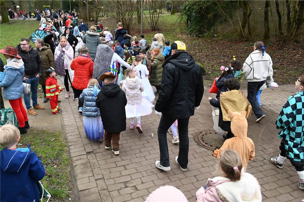 Viele Eltern und Verwandte standen am Wegesrand und warfen beim Krachmacherumzug der Grünen Schule Bonbons und kleinen Überraschungen. Nach dem Umzug gab es wieder ein buntes Programm in der Turnhalle, bei dem Eltern und Verwandte zusehen konnten.