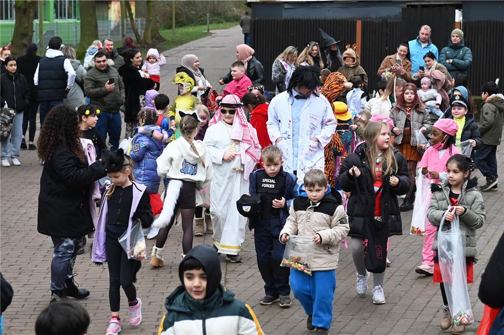 Viele Eltern und Verwandte standen am Wegesrand und warfen beim Krachmacherumzug der Grünen Schule Bonbons und kleinen Überraschungen. Nach dem Umzug gab es wieder ein buntes Programm in der Turnhalle, bei dem Eltern und Verwandte zusehen konnten.
