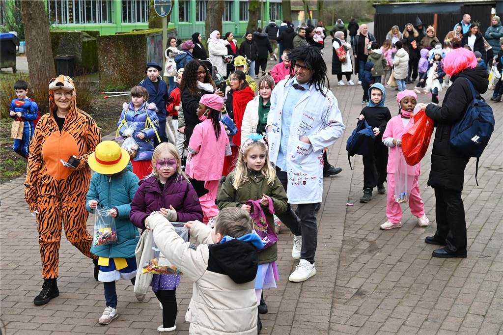 Viele Eltern und Verwandte standen am Wegesrand und warfen beim Krachmacherumzug der Grünen Schule Bonbons und kleinen Überraschungen. Nach dem Umzug gab es wieder ein buntes Programm in der Turnhalle, bei dem Eltern und Verwandte zusehen konnten.