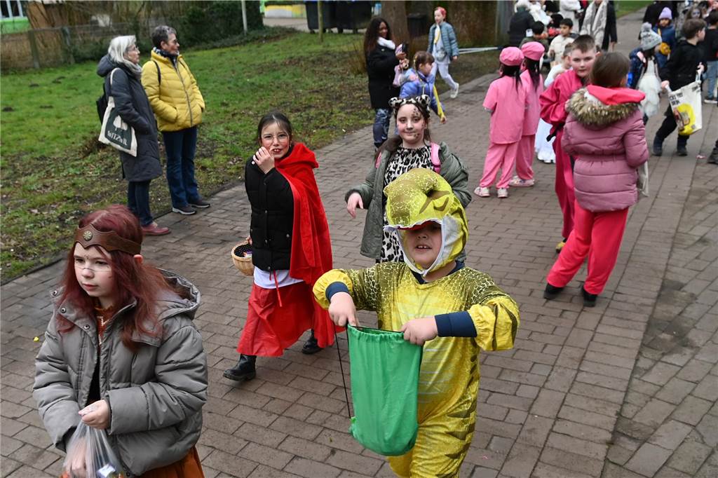 Viele Eltern und Verwandte standen am Wegesrand und warfen beim Krachmacherumzug der Grünen Schule Bonbons und kleinen Überraschungen. Nach dem Umzug gab es wieder ein buntes Programm in der Turnhalle, bei dem Eltern und Verwandte zusehen konnten.