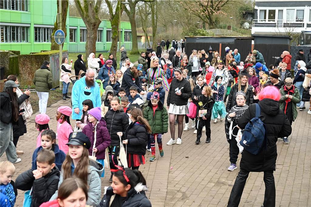 Viele Eltern und Verwandte standen am Wegesrand und warfen beim Krachmacherumzug der Grünen Schule Bonbons und kleinen Überraschungen. Nach dem Umzug gab es wieder ein buntes Programm in der Turnhalle, bei dem Eltern und Verwandte zusehen konnten.