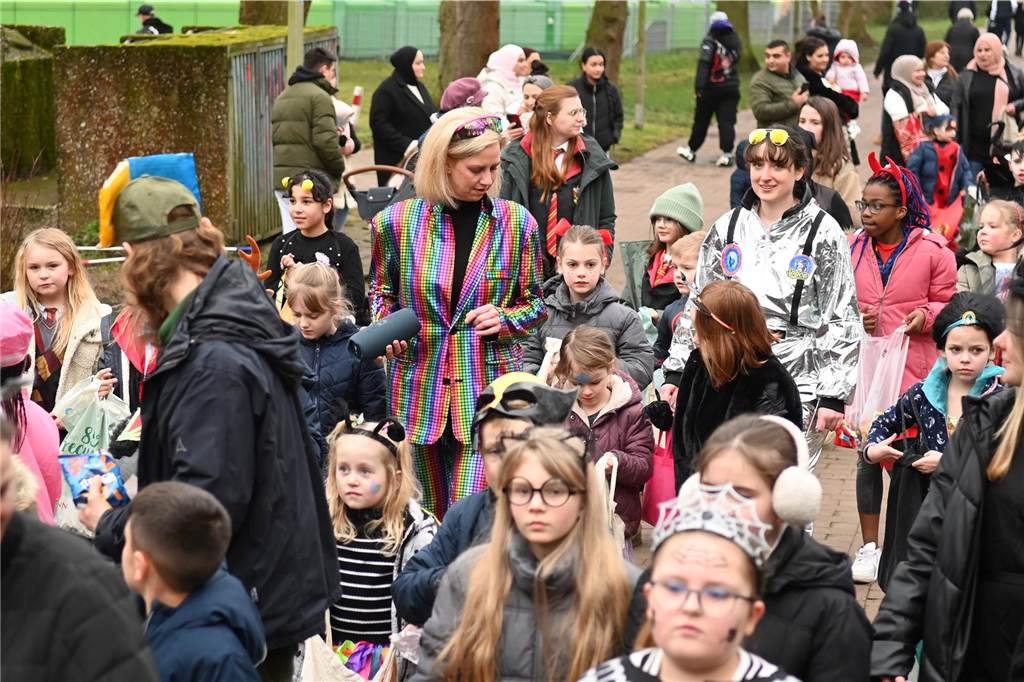 Viele Eltern und Verwandte standen am Wegesrand und warfen beim Krachmacherumzug der Grünen Schule Bonbons und kleinen Überraschungen. Nach dem Umzug gab es wieder ein buntes Programm in der Turnhalle, bei dem Eltern und Verwandte zusehen konnten.