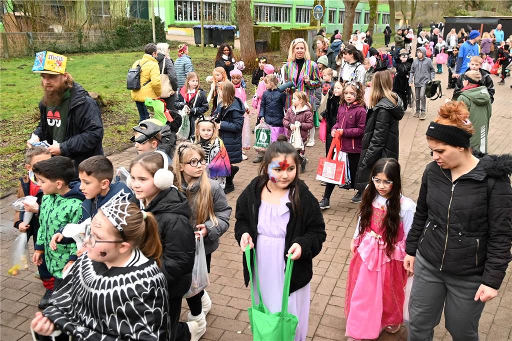 Viele Eltern und Verwandte standen am Wegesrand und warfen beim Krachmacherumzug der Grünen Schule Bonbons und kleinen Überraschungen. Nach dem Umzug gab es wieder ein buntes Programm in der Turnhalle, bei dem Eltern und Verwandte zusehen konnten.