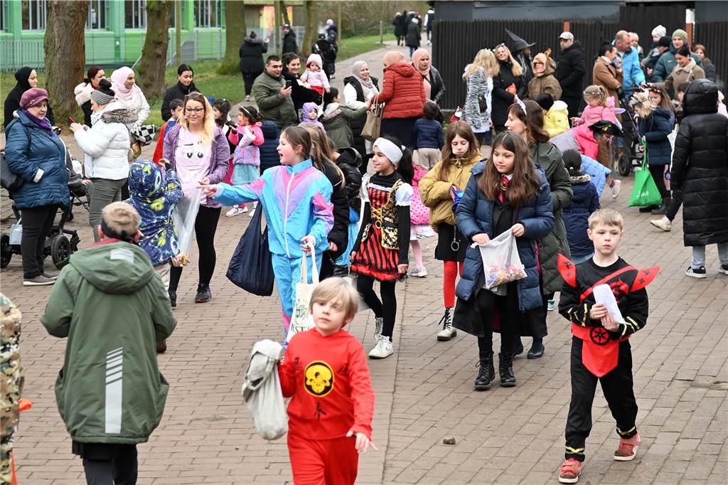 Viele Eltern und Verwandte standen am Wegesrand und warfen beim Krachmacherumzug der Grünen Schule Bonbons und kleinen Überraschungen. Nach dem Umzug gab es wieder ein buntes Programm in der Turnhalle, bei dem Eltern und Verwandte zusehen konnten.