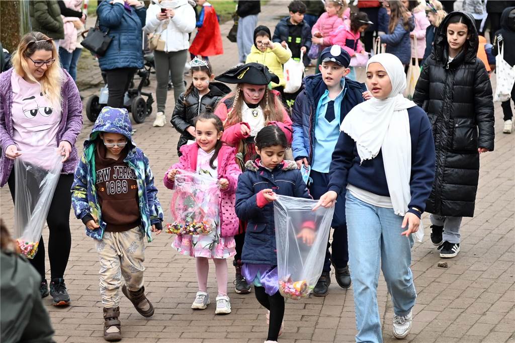 Viele Eltern und Verwandte standen am Wegesrand und warfen beim Krachmacherumzug der Grünen Schule Bonbons und kleinen Überraschungen. Nach dem Umzug gab es wieder ein buntes Programm in der Turnhalle, bei dem Eltern und Verwandte zusehen konnten.