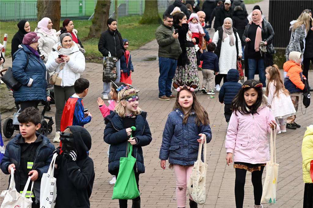 Viele Eltern und Verwandte standen am Wegesrand und warfen beim Krachmacherumzug der Grünen Schule Bonbons und kleinen Überraschungen. Nach dem Umzug gab es wieder ein buntes Programm in der Turnhalle, bei dem Eltern und Verwandte zusehen konnten.