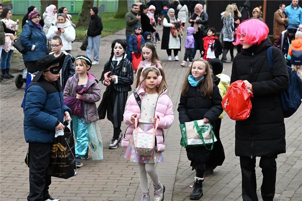 Viele Eltern und Verwandte standen am Wegesrand und warfen beim Krachmacherumzug der Grünen Schule Bonbons und kleinen Überraschungen. Nach dem Umzug gab es wieder ein buntes Programm in der Turnhalle, bei dem Eltern und Verwandte zusehen konnten.