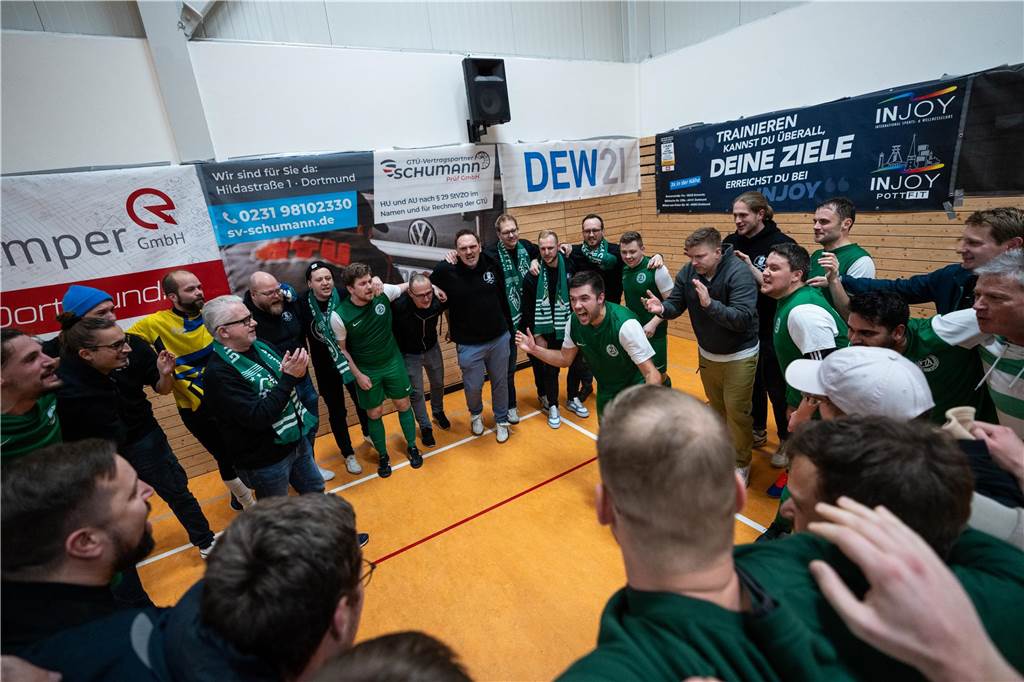 C-Ligist überraschend in der Zwischenrunde: Spielertrainer trainiert noch ein zweites Team Spieler feiern ausgelassen.