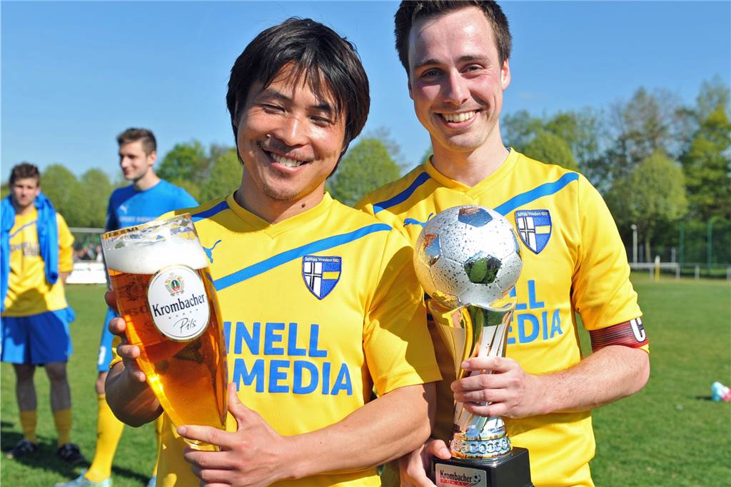 Yuzuru Okuyama: Eine „Legende“ verlässt die SpVgg nach 14 Jahren Viele Erfolge hat "Yuzu" mit der SpVgg gefeiert, hier den Kreispokalsieg 2016 an der Seite von Nico Klein-Günnewick.
