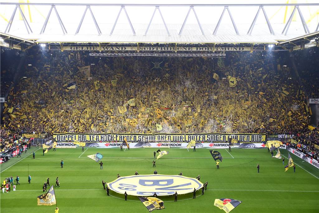 Viele Fahnen, viel Konfetti, viel Chaos auf der Südtribüne als Choreo-Einlage im April 2019 in der Bundesliga.