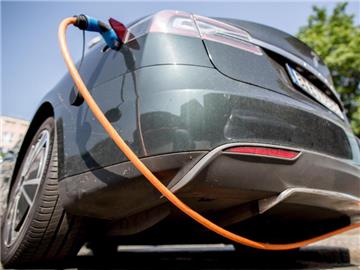 Viele Fahrer von Elektro-Autos entwickeln neue Routinen. Etwa den Wagen abends an den Ladestrom anschließen, damit morgens die Batterie voll ist. Foto: Michael Kappeler/dpa-tmn