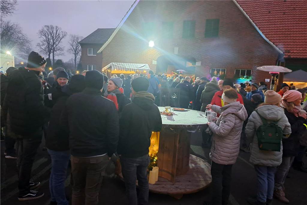 Viele Familien, Cliquen und Freunde nutzten das gute Wetter, um für kurze Zeit dem Alltag zu entfliehen und Livemusik zu genießen.