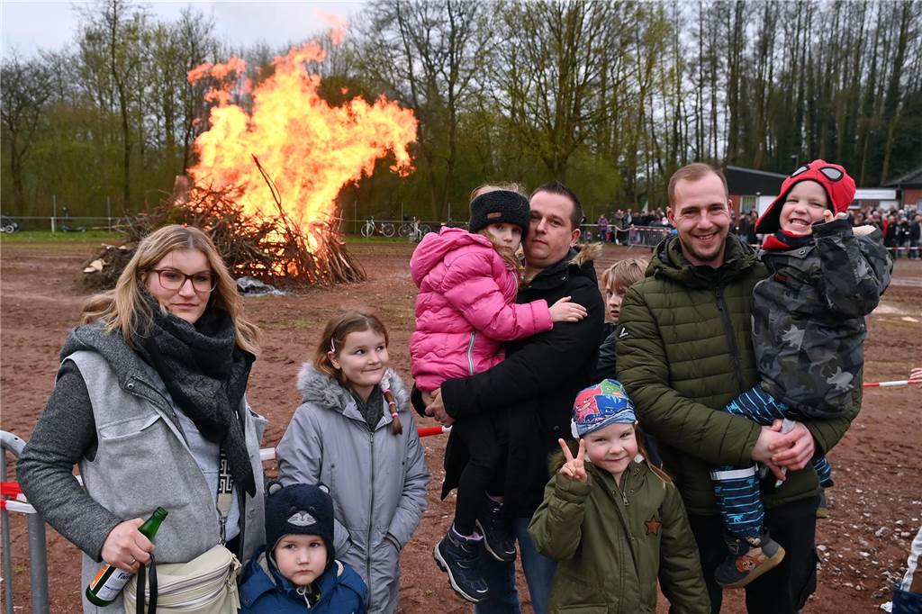 Viele Familien strömten zum Osterfeuer in Barkenberg.