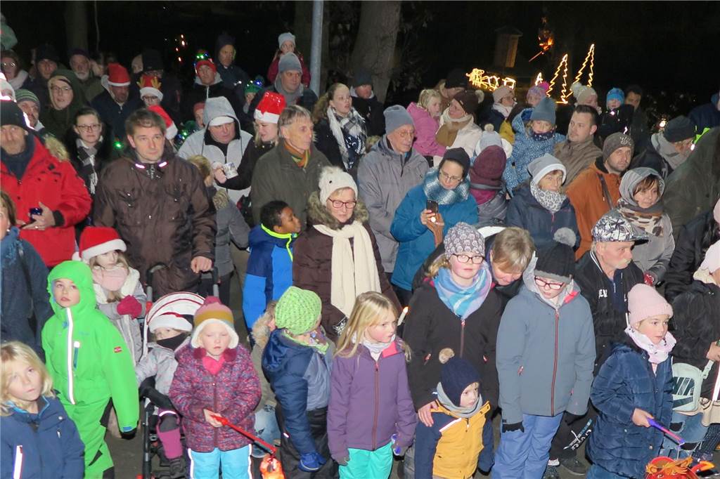 Nikolaus und Knecht Ruprecht kamen mit dem Schiff angereist Viele Familien waren zum Zug nach Gahlen gekommen.