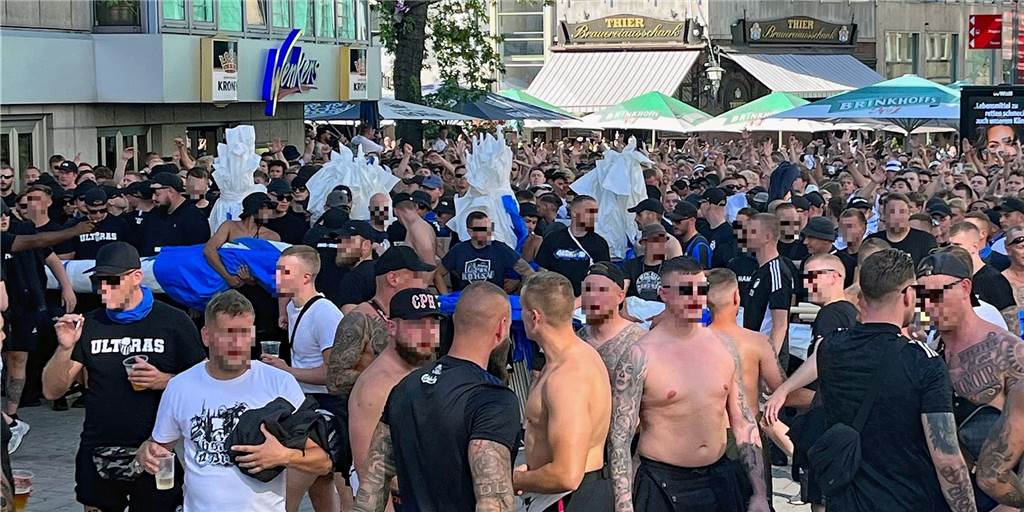 Sorge vor Fan-Krawallen: Lokale am Alten Markt schließen früher Viele Fans des FC Kopenhagen haben sich am Dienstag (6.9.) auf dem Alten Markt getroffen.