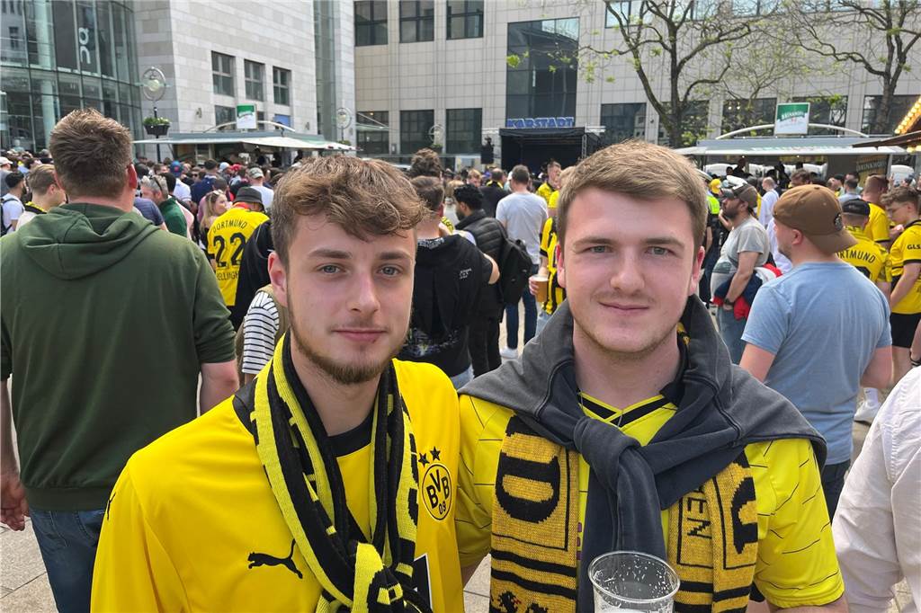 Polizei erlebt bei Demonstrationen so ruhigen 1. Mai wie lange nicht Viele Fans feierten schon am Nachmittag das bevorstehende Fußballspiel auf dem Alten Markt.