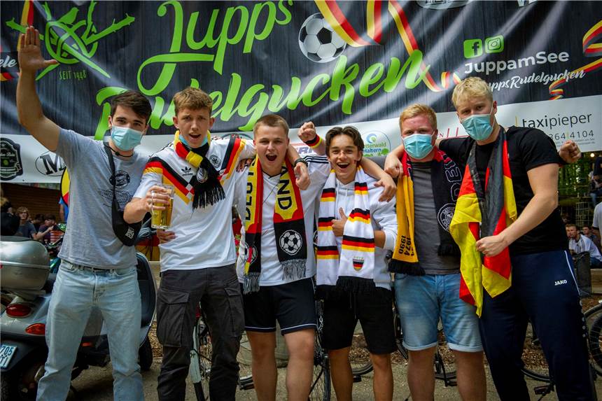 „Leistung nicht abgerufen“ - 300 Fans sehen Deutschland-Niederlage bei Jupp Viele Fans feuerten in der EM-Arena bei Jupp die deutsche Mannschaft an.