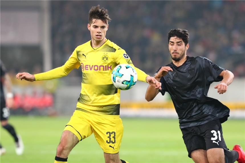Viele Fehler gegen Stuttgart: BVB-Sechser Julian Weigl (l.).