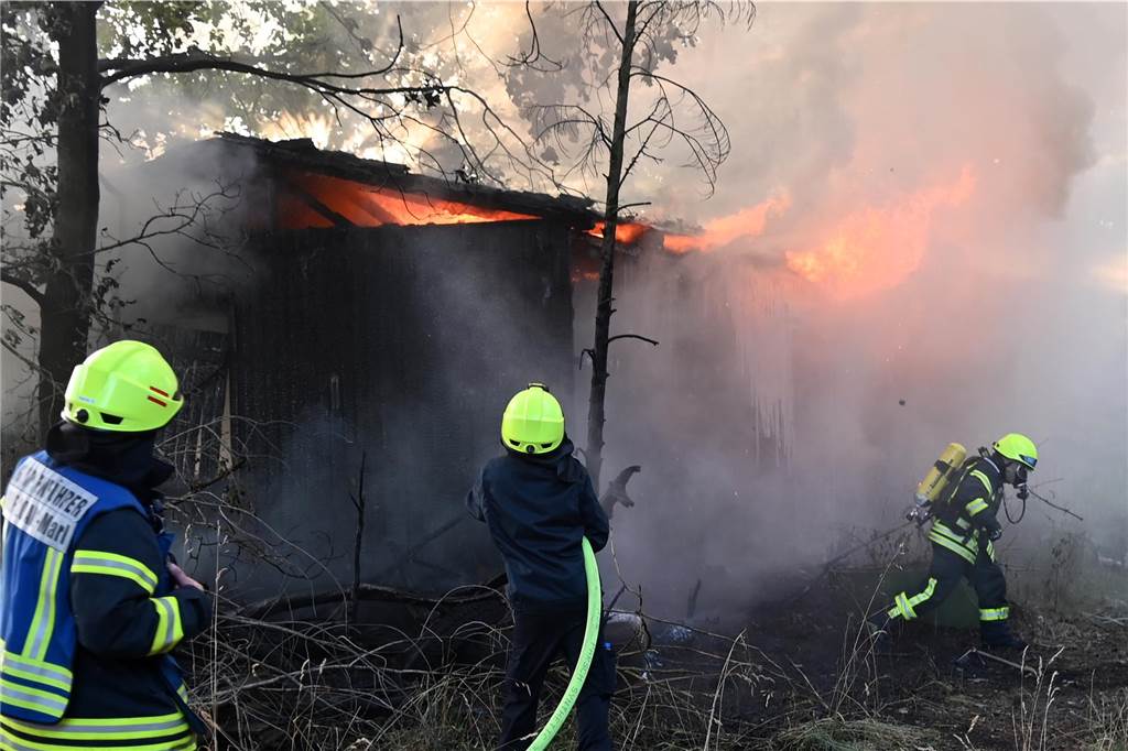 Viele Feuerwehrleute bekämpften den Brand gemeinsam.