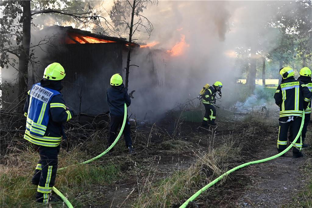 Viele Feuerwehrleute bekämpften den Brand gemeinsam.