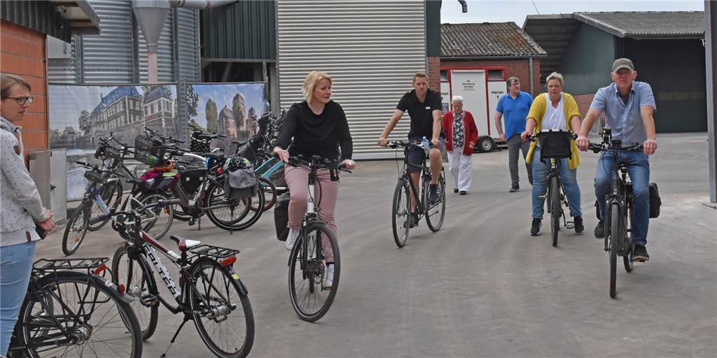 Video und viele Fotos: Mit der Fietse zum Hof – viele erlebten „Land(wirt)schaft Viele "Fietsen" wurden am Sonntag auf Ahauser Höfe gesteuert - hier war der Hof Effsing-Goßling in Quantwick das Ziel.