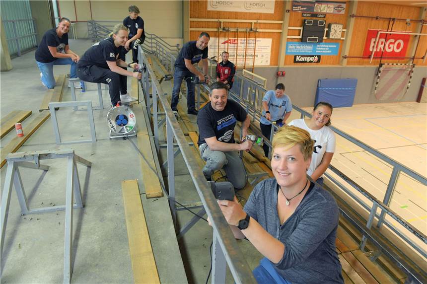 Die Idee kam beim Aufräumen: HSG Schwerte/Westhofen macht es selbst Viele fleißige Hände der HSG Schwerte/Westhofen trugen ihren Teil dazu bei, dass die Tribüne der FBG-Sporthalle in neuem Glanz erstrahlt.