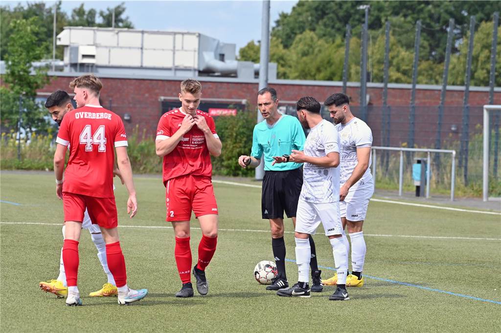 Viele Fotos vom Derby zwischen FC Overberge und VfK Weddinghofen.