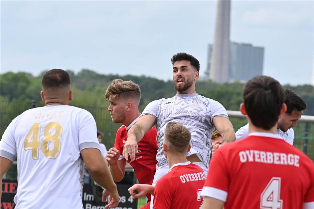 Viele Fotos vom Derby zwischen FC Overberge und VfK Weddinghofen.