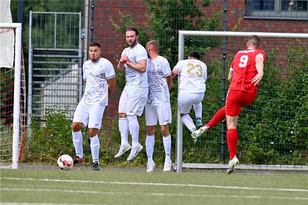 Viele Fotos vom Derby zwischen FC Overberge und VfK Weddinghofen.