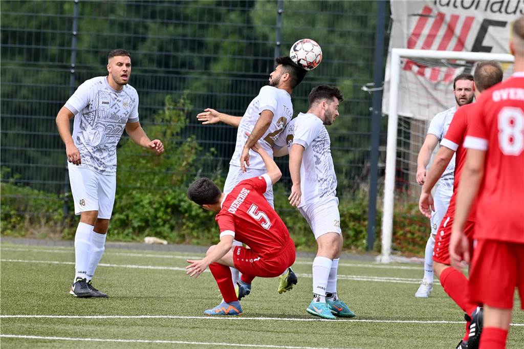 Viele Fotos vom Derby zwischen FC Overberge und VfK Weddinghofen.