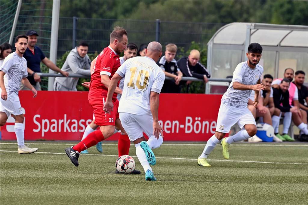 Viele Fotos vom Derby zwischen FC Overberge und VfK Weddinghofen.