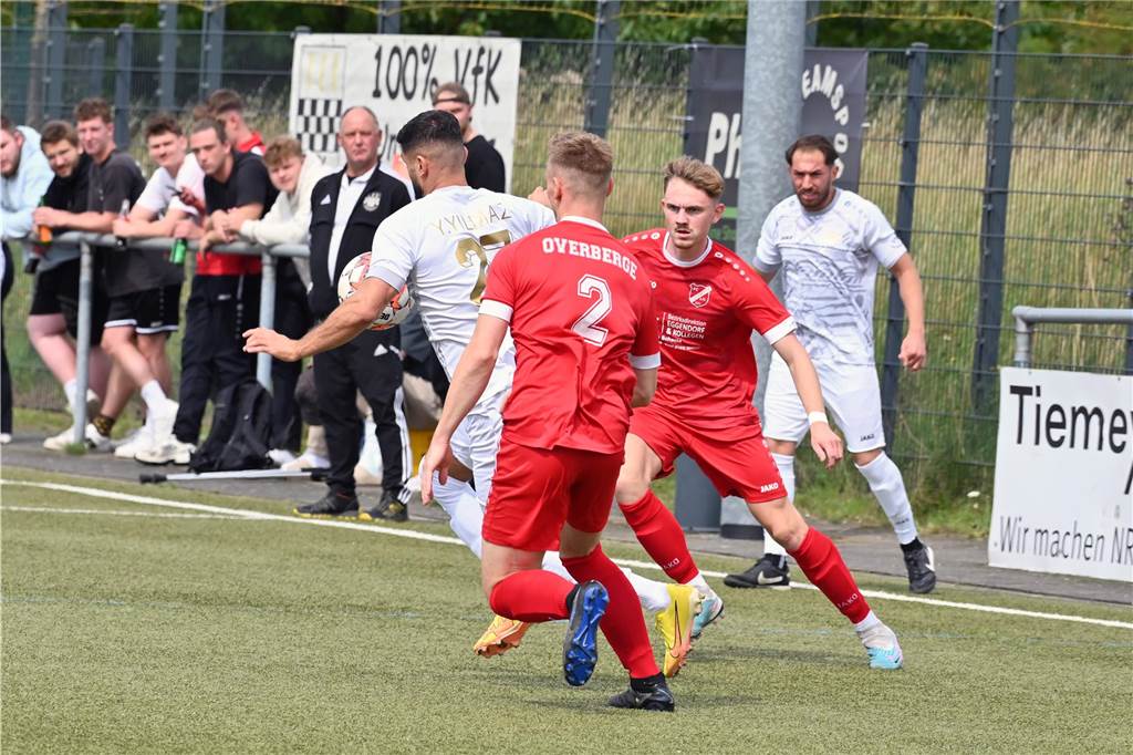 Viele Fotos vom Derby zwischen FC Overberge und VfK Weddinghofen.