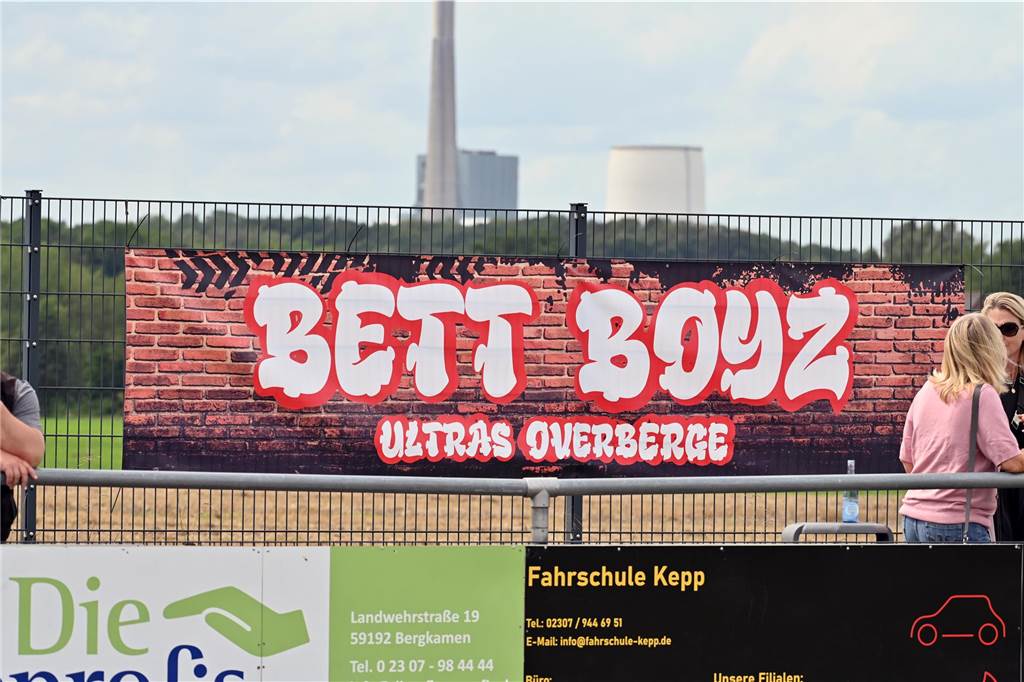 Viele Fotos vom Derby zwischen FC Overberge und VfK Weddinghofen.