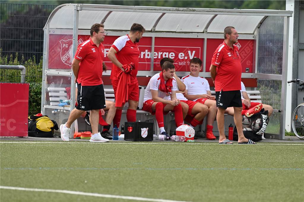 Viele Fotos vom Derby zwischen FC Overberge und VfK Weddinghofen.