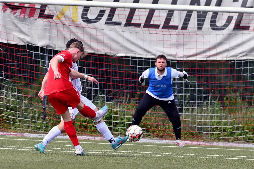 Viele Fotos vom Derby zwischen FC Overberge und VfK Weddinghofen.