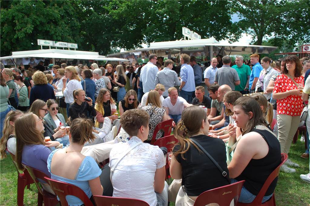 Viele Fotos vom Schützenfest Graes, bei dem sich Frank Hüntler nach dem 422 Schuss den Königstitel sicherte.