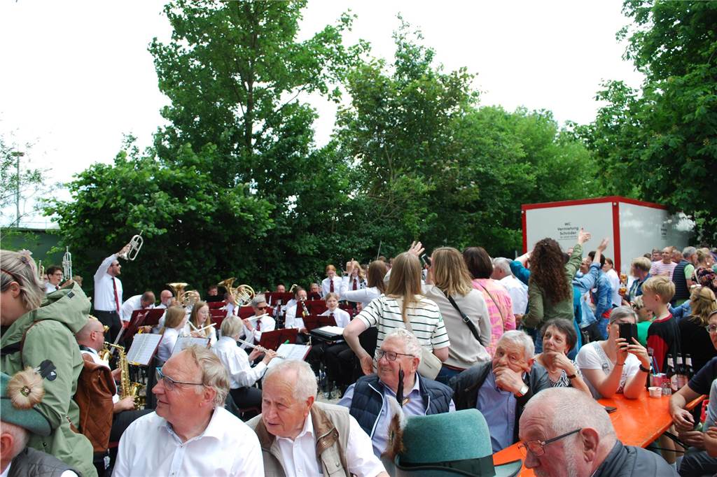 Viele Fotos vom Schützenfest Graes, bei dem sich Frank Hüntler nach dem 422 Schuss den Königstitel sicherte.