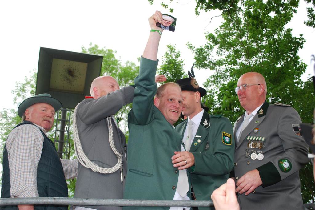 Viele Fotos vom Schützenfest Graes, bei dem sich Frank Hüntler nach dem 422 Schuss den Königstitel sicherte.