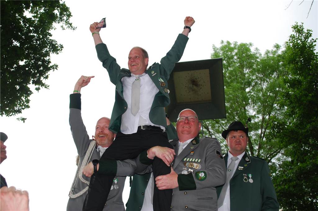 Viele Fotos vom Schützenfest Graes, bei dem sich Frank Hüntler nach dem 422 Schuss den Königstitel sicherte.