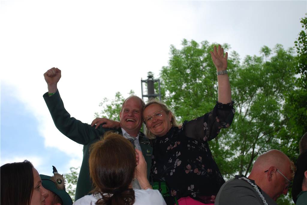 Viele Fotos vom Schützenfest Graes, bei dem sich Frank Hüntler nach dem 422 Schuss den Königstitel sicherte.