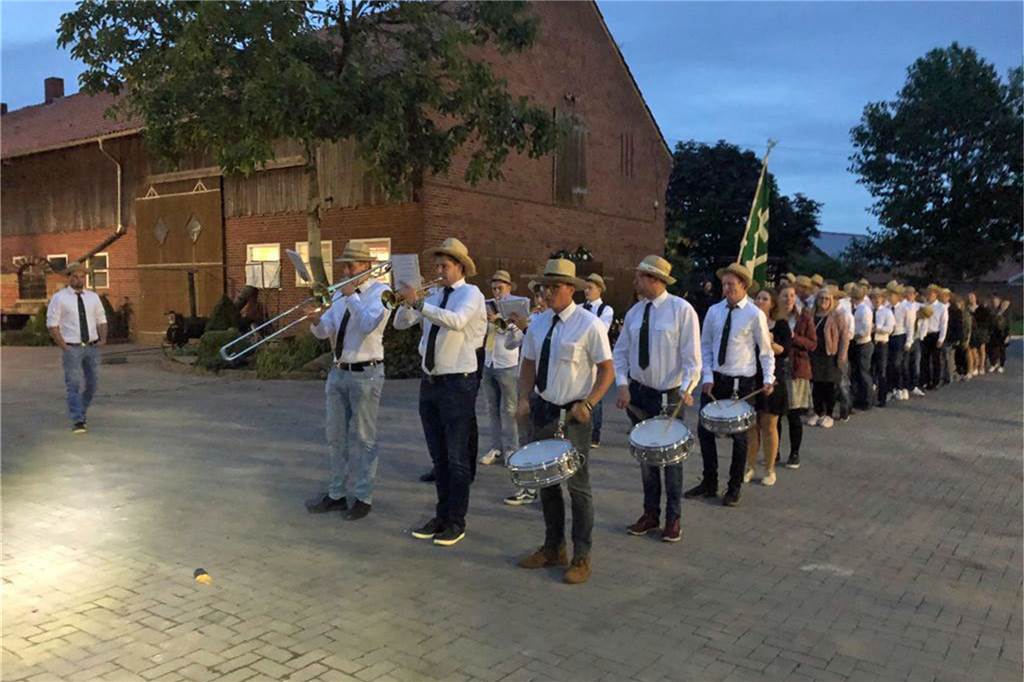 Herbern: Katholische Landjugend feiert 70. Geburtstag mit neu gegründeter Band Ein Spielmannszug beim Schützenfest.