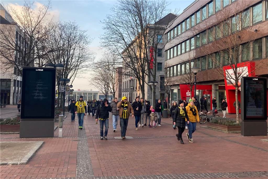 Streik von Verdi und Fridays For Future in Dortmund: Über 1000 Menschen zogen über den Wall Fußballfans auf dem Weg ins Stadion an der Katharinentreppe in Dortmund