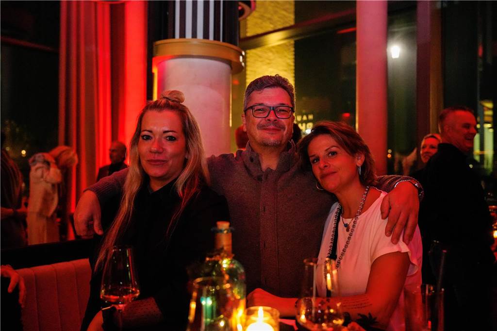 Viele Gäste feierten am Samstagabend (14.12.) fröhlich bei der Weihnachtsparty im Haus Phönixsee in Dortmund.