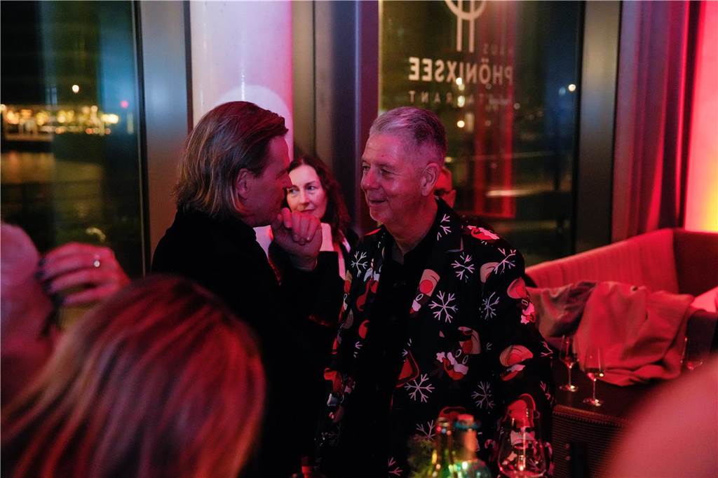 Viele Gäste feierten am Samstagabend (14.12.) fröhlich bei der Weihnachtsparty im Haus Phönixsee in Dortmund.