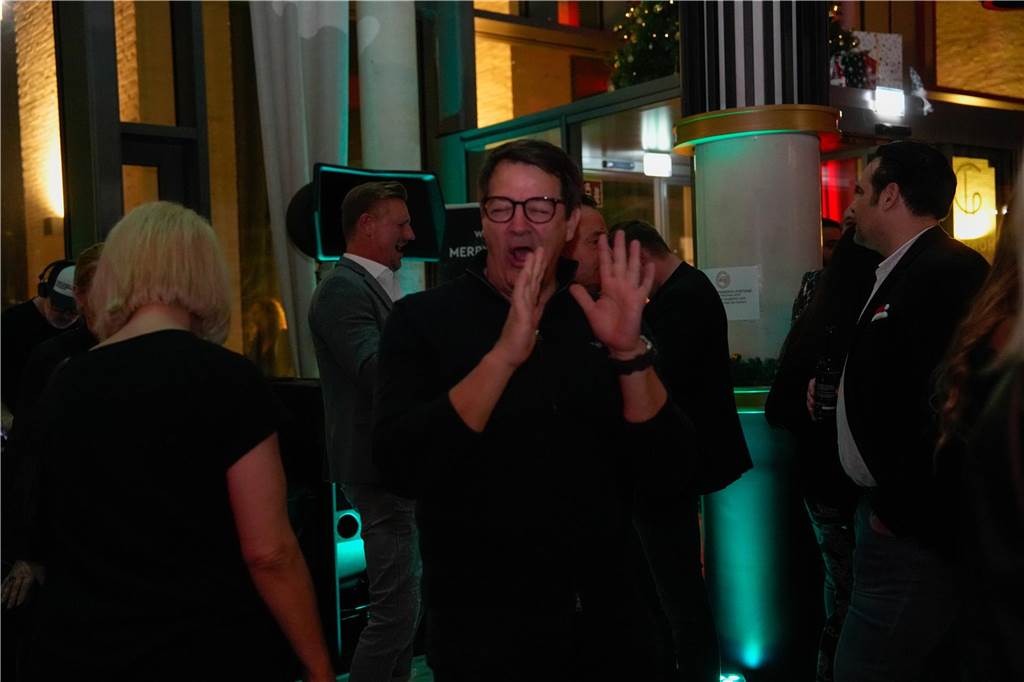 Viele Gäste feierten am Samstagabend (14.12.) fröhlich bei der Weihnachtsparty im Haus Phönixsee in Dortmund.