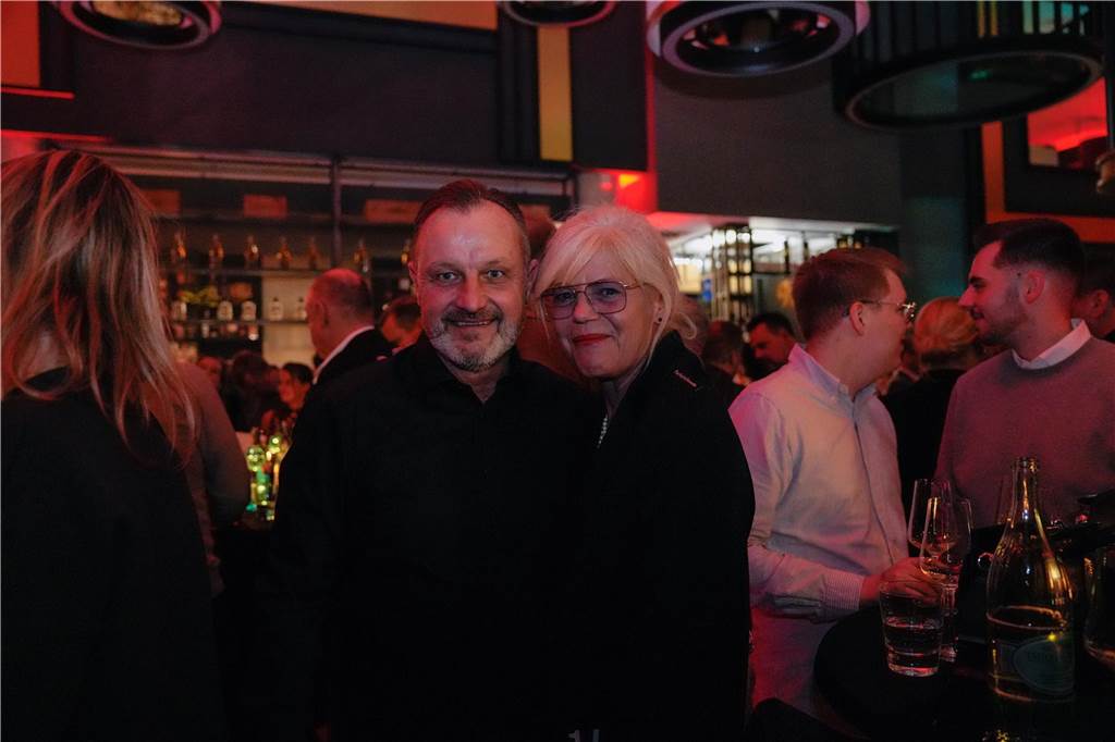 Viele Gäste feierten am Samstagabend (14.12.) fröhlich bei der Weihnachtsparty im Haus Phönixsee in Dortmund.