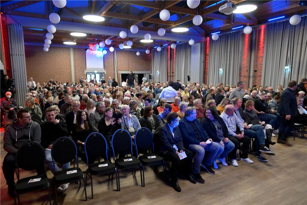 Olfen feiert mit „drei Haaren auf der Brust“ seine neue alte Stadthalle Viele Gäste kamen zur Eröffnung der "neuen alten" Olfener Stadthalle.