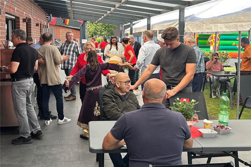 Türkisch-islamischer Kulturverein feiert Eröffnung in Stadtlohn Viele Gäste waren auf dem Fest.